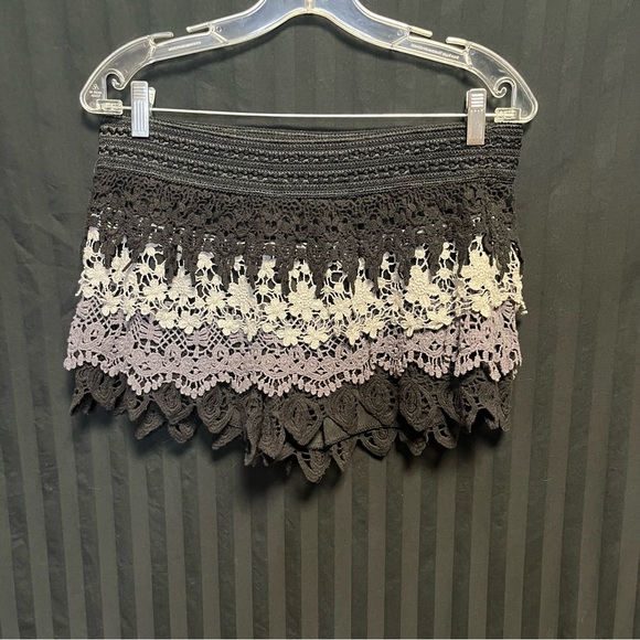 Tiered lace shorts - Picture 2 of 9